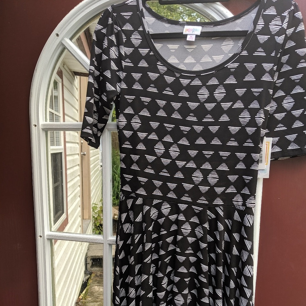 Medium NWT LuLaRoe Nicole dress